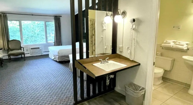 Четырёхместный номер Standard Toll Road Inn