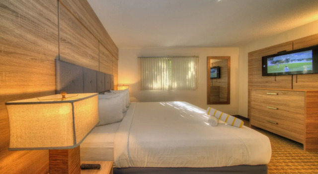 Club Lux Resort By The Beach, Забронировать Курортный отель Дирфилд-Бич штат Флорида