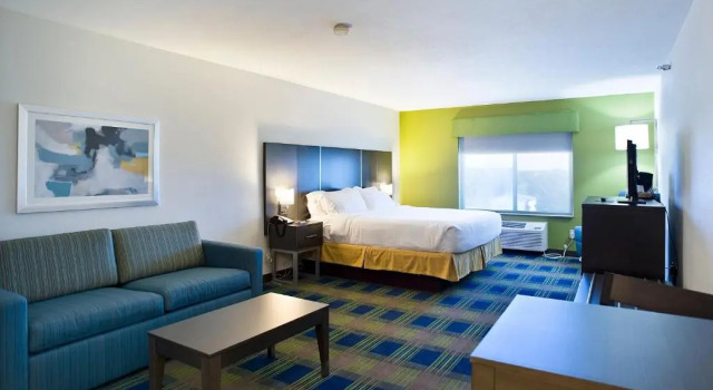 Люкс Holiday Inn Express Hotel & Suites Vermillion by IHG