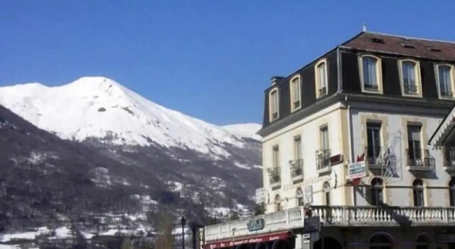 Hotel De Londres, Rezerwuj Hotel Esquieze-Sere Langwedocja-Roussillon