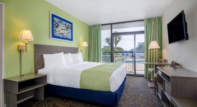 Двухместный номер с видом на бассейн Travelodge by Wyndham Outer Banks/Kill Devil Hills