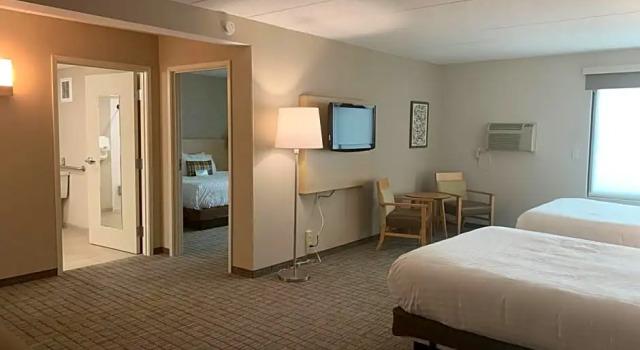 Шестиместный номер Standard Days Inn & Suites by Wyndham Duluth by the Mall