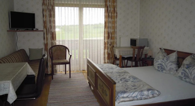 Gästehaus Jedinger, Book Hotel Oberhofen am Irrsee 