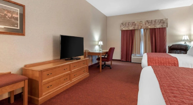 Четырёхместный номер Standard с красивым видом из окна Norfolk Lodge & Suites, an Ascend Collection Hotel
