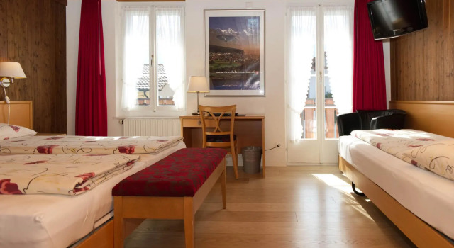 Standard Kolmen hengen huone parvekkeella Hotel Rössli