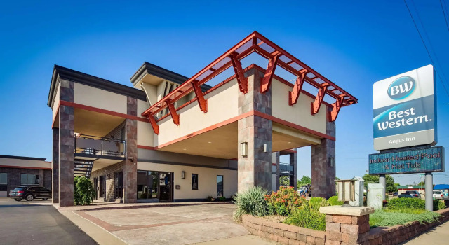 Кровать в общем номере Best Western Angus Inn