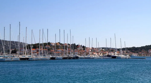 Seafront apt With Terrace, 4 Bedrooms and Mooring