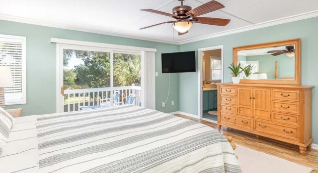 All Decked Out by Tybee Vacation Rentals, Boek Vakantiehuis Hotels in Georgia met parkeren, Parkeren