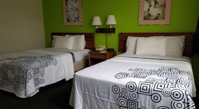Cloud 9 Inn & Suites Lake George, Забронировать Отель Лейк-Джордж Adirondack Mountains, рядом с Аутлет-центр "Лейк-Джордж Плаза"
