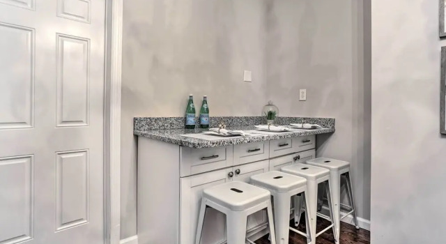Pet-friendly Newark Townhome Near Airport!