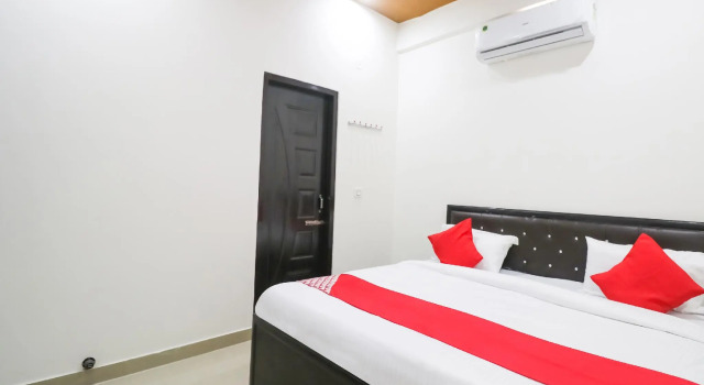Люкс Standard OYO 78080 Dc Guest House