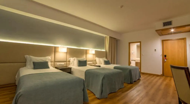 Трёхместный номер Standard Hotel Covilha Dona Maria, Affiliated by Meliá