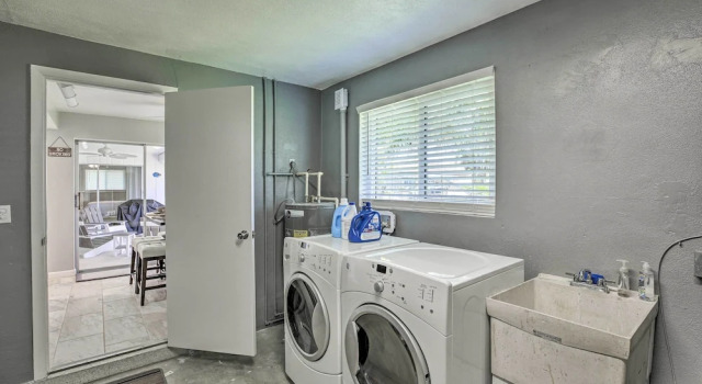 Коттедж Bright Home w/ Dock & Canal View in Cape Coral!
