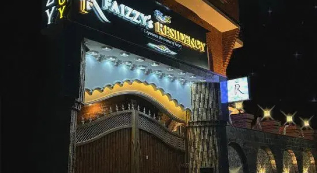 Faizzy residency, Забронировать Отель Сринагар Jammu & Kashmir Ski, рядом с Lal Chowk Ghantaghar
