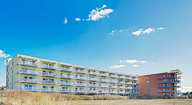 Chic Beachside W/ Pool & Bayfront Balcony 3 Bedroom Condo