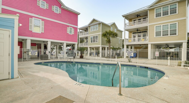 Коттедж 1 Block to Shore: Myrtle Beach Home w/ Pool Access