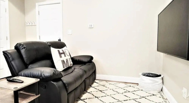 Коттедж The Penthouse at Park Place King bed Fast Wifi and Free Coffee