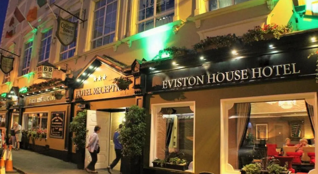 Кровать в общем номере Eviston House Hotel