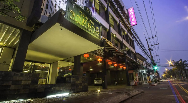 The Ratchathani Hotel, Varaa Hotelli Hotellit North-Eastern Thailand pysäköinnillä, Pysäköinti