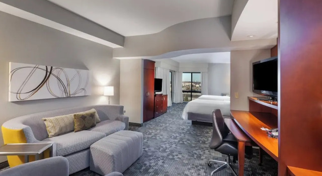 Одноместный люкс Courtyard by Marriott Tulsa Woodland Hills