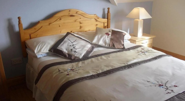 Cill Chiarain B&B, Book Bed and Breakfast Hoteller i Ballynaskreena med parkering, Parkering