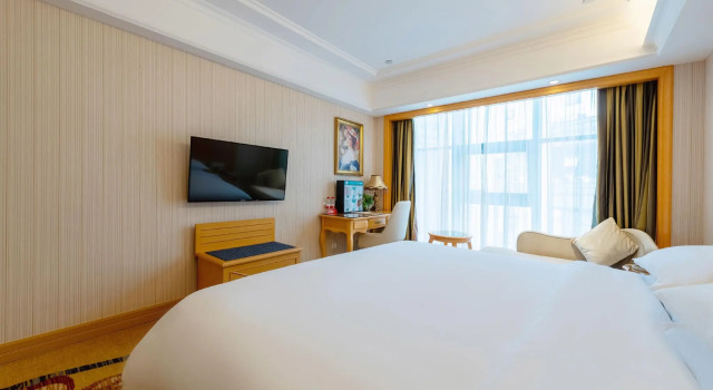 Vienna Hotel Shenzhen Qinghu Metro Station, Забронировать Отель Отели Шэньчжэнь с парковкой, Парковка