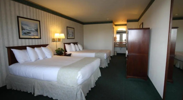 Четырёхместный номер Standard Emerald Dolphin Inn & Mini Golf