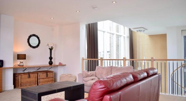 2 Bedroom Penthouse With Balcony and Castle Views, Забронировать Апартаменты/квартира Апартаменты Эдинбурга, рядом с St George's West Church, Апартаменты/квартира