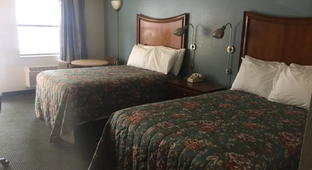 Четырёхместный номер Standard Sunset Inn