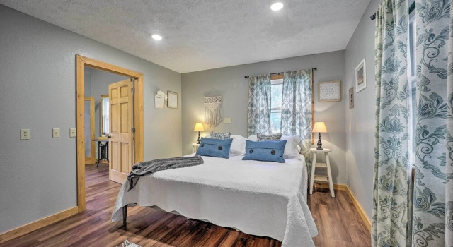 Коттедж Private Eureka Springs Retreat w/ Hot Tub!