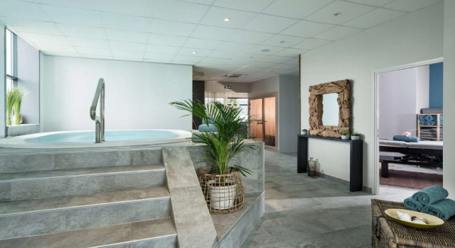 Кровать в общем номере Best Western Hôtel De La Cité & Spa