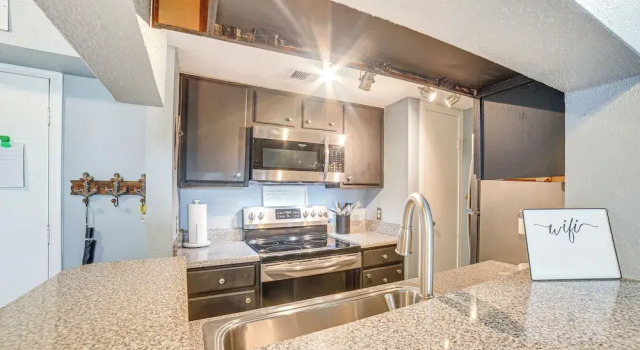 1/4 Mi to Seawall: Relaxing Galveston Condo!
