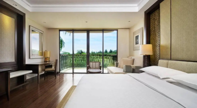 Двухместный номер Standard с балконом Sheraton Shenzhou Peninsula Resort