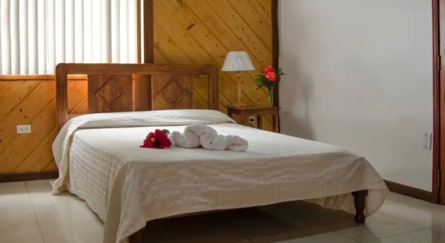 Finca-Hostería El Retiro, Buchen Sie Hotel Hotels in Provinz Santa Elena mit Pool, Schwimmbad