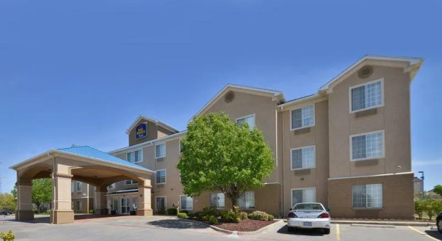 Кровать в общем номере Best Western Plus Cutting Horse Inn & Suites