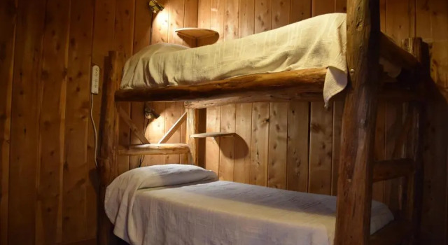 Кровать в общем номере Periko´s Youth Hostel