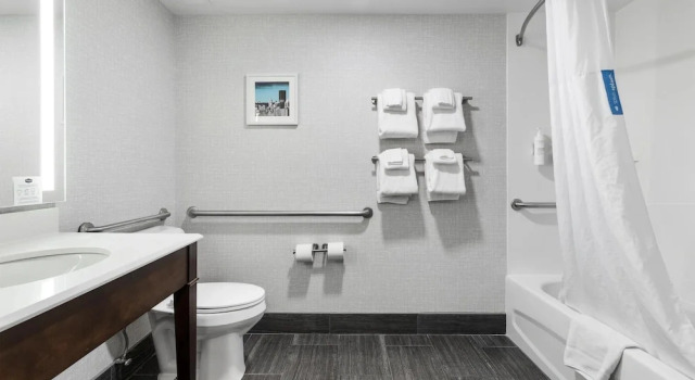 Трёхместный номер Executive Hampton Inn Salem