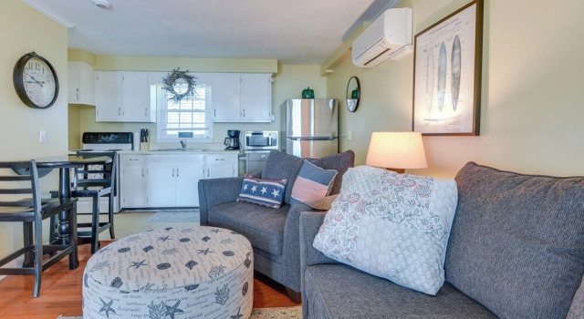 Steps to Ocean: North Myrtle Beach Condo w/ Porch!, Забронировать Апартаменты/квартира Отели Норт-Миртл-Бич с парковкой, рядом с Заповедник Расселл-Берджесс-Костал, Парковка