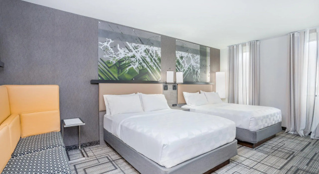 Четырёхместный номер Standard Holiday Inn Lafayette-City Centre by IHG