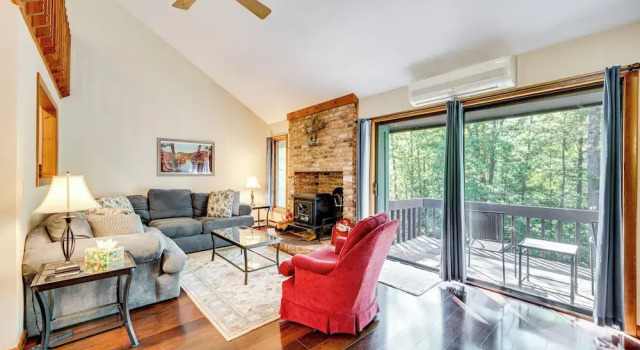 Апартаменты Near Skiing & Hiking! North Conway Gem w/ Balcony