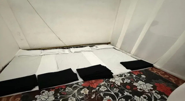 Кровать в общем номере Arail Tent City Kumbh Cottage