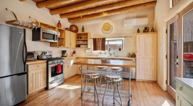 Коттедж с 2 комнатами Casa de Lorenzo - Spacious Yard With Hot Tub and Fire Pit