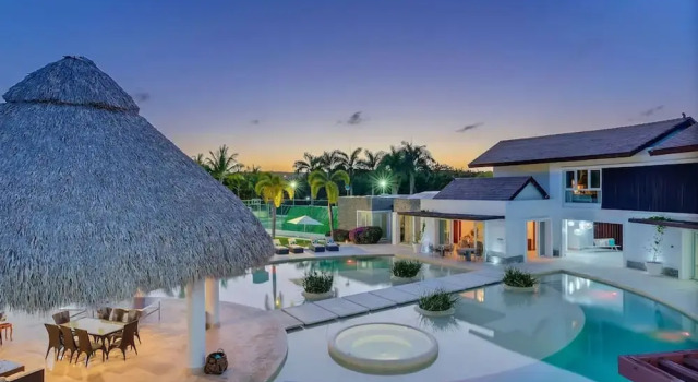 Вилла Luxurious 8-bedroom Dreamy Villa