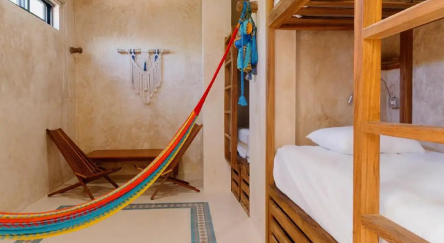Кровать в общем номере (женский номер) Hostik Hostal