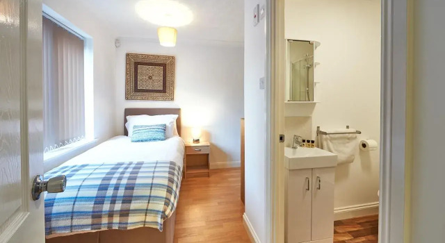 Furzton Serviced House - Shortstay Mk, Varaa Hotelli 5 tähden hotellit kohteessa Merseyside, 5*
