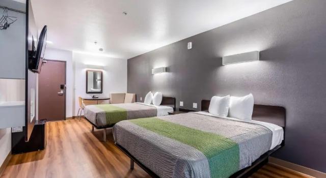 Четырёхместный номер Standard Motel 6-Las Vegas, NV - Motor Speedway