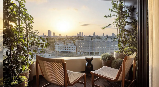 Номер Superior с балконом The George Tel Aviv