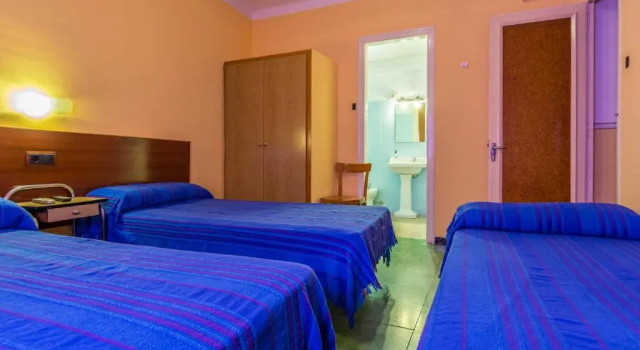 Трёхместный номер Standard Hostal Urgell