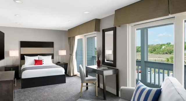 Полулюкс Shem Creek Inn