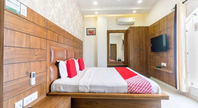 Hotel Crown by OYO Rooms